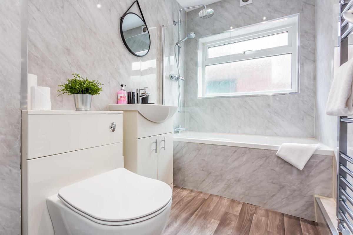 Luke - Saint Aidans Street Apartment *